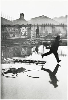 Uma das fotos mais conhecidas de Cartier-Bresson. (Fonte: {Cartier-Bresson/wikimedia commons/reprodução])
