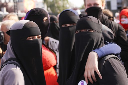 Novo regime dos talibãs promete “transição pacífica” e garantia de direitos das mulheres, mas ainda exigirá uso de burcas. (Fonte: Shutterstock/oleschwander/Reprodução)