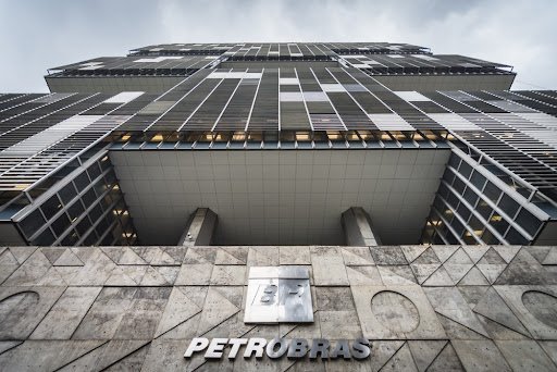 Apesar de ter ações negociadas na Bolsa de Valores, a Petrobras ainda é uma empresa estatal. (Fonte: Shutterstock/Antonio Salaverry/Reprodução)