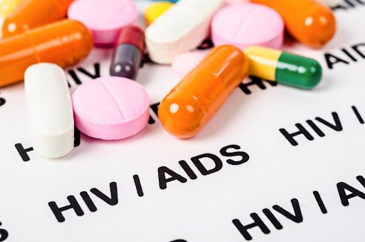 Ainda sem cura, AIDS pode ser controlada com o uso contínuo de medicamentos. (Fonte: Shutterstock/PENpics Studio/Reprodução)
