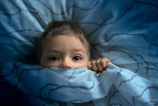 O primeiro passo para acolher o sentimento de medo do seu filho é reconhecê-lo e aceitá-lo. (Fonte: Zdan Ivan/Shutterstock) 