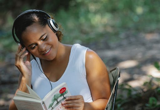 Podcasts podem servir como complemento do estudo, fontes de informação ou mesmo entretenimento. (Fonte: Pexels)