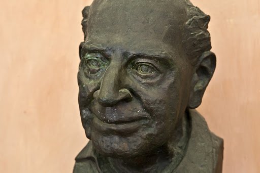 Estátua de Popper na Universidade de Viena homenageia um dos principais filósofos da ciência. (Fonte: Jan Krcmar/Shutterstock/reprodução)