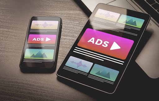 Profissionais de publicidade e propaganda criam estratégias e anúncios para diversos meios de comunicação. (Fonte: Shutterstock)