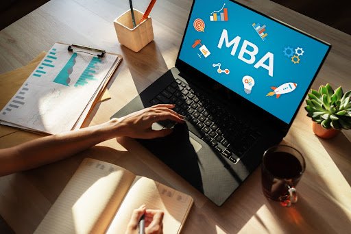 O MBA foca preparar o profissional a assumir grandes cargos da empresa.