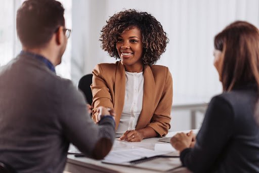  Conhecer bem a empresa é um dos segredos para se dar bem em uma entrevista de emprego. (Fonte: Shutterstock)