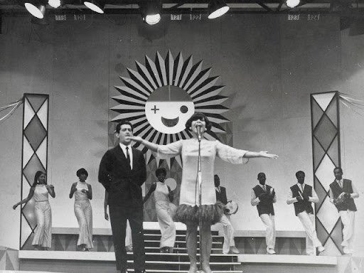 Elza cantando em um programa televisivo de 1967. (Fonte: Wikimedia Commons/Reprodução)
