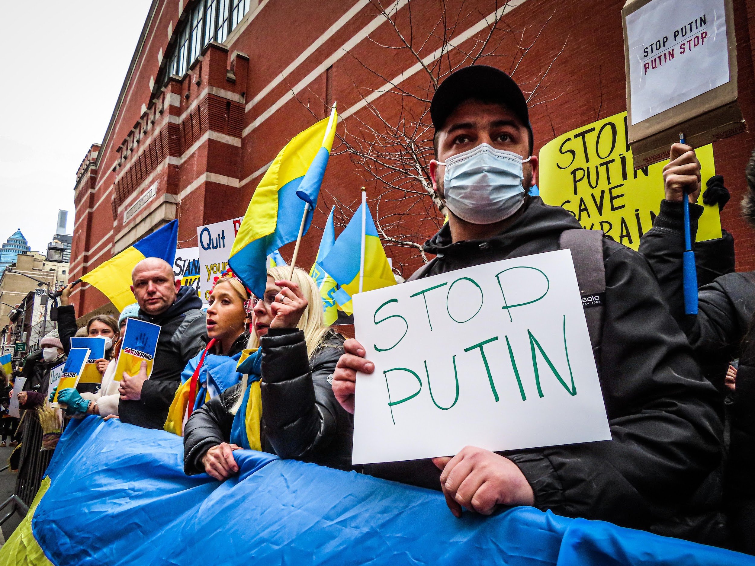 Cidadãos ucranianos se manifestam contra a Rússia.