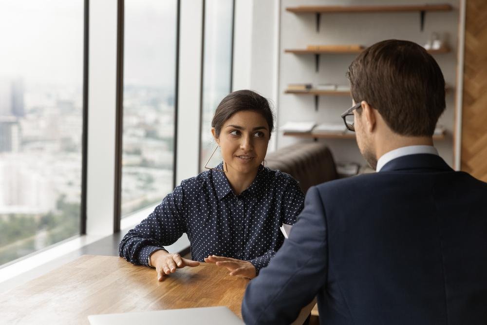 Estar preparado para perguntas que possam surgir ajuda a diminuir o nervosismo na hora de uma entrevista. (Fonte: Shutterstock/Reprodução)