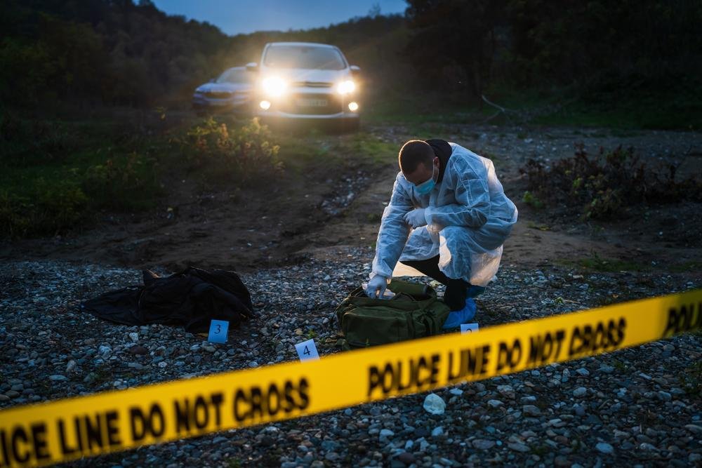 Profissionais das ciências forenses analisam e interpretam evidências que ajudam a concluir inquéritos policiais e judiciais. (Fonte: Shutterstock/Reprodução)