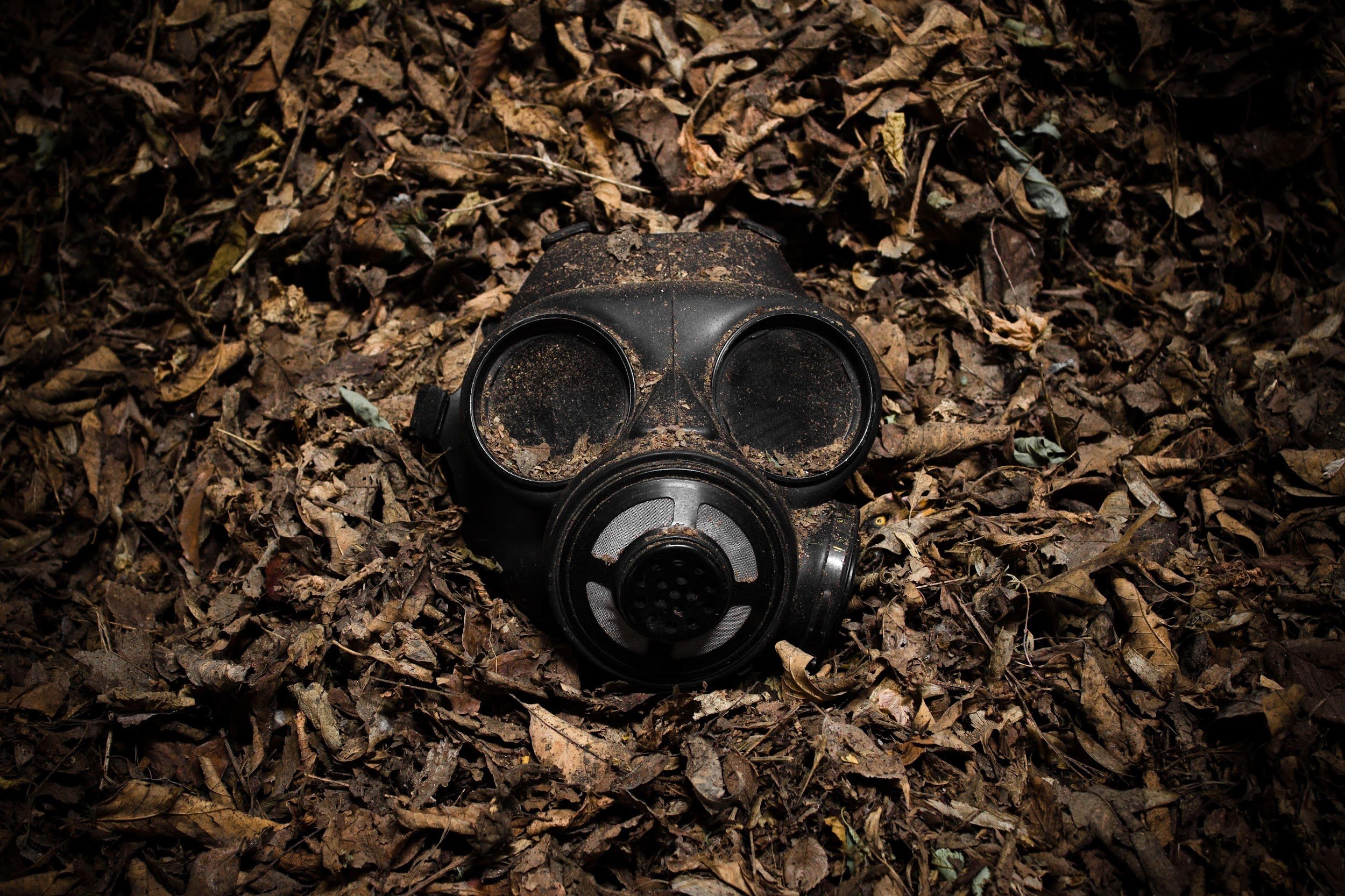 A emissão de gases tóxicos durante os conflitos armados contaminam o meio ambiente, gerando doenças na população local. (Fonte: Scott Rodgerson/Unsplash/Reprodução)