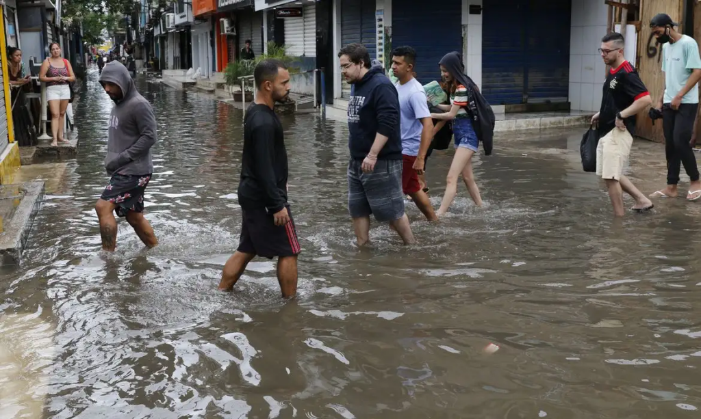 Pessoas caminhando pelas enchentes 