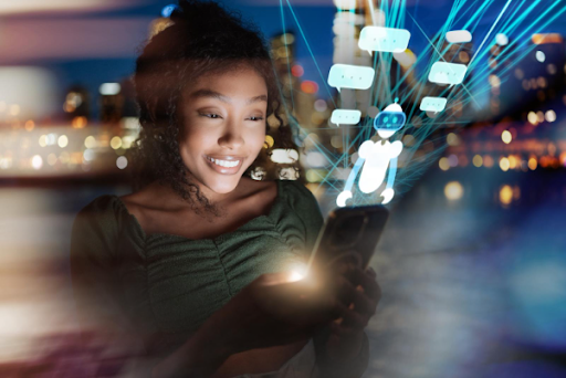 Mulher negra usando smartphone com ilustrações de inteligência artificial, sorrindo para a tela, em um ambiente noturno