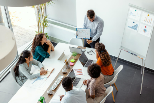 grupo-de-colaboradores-em-uma-reunião-de-marketing